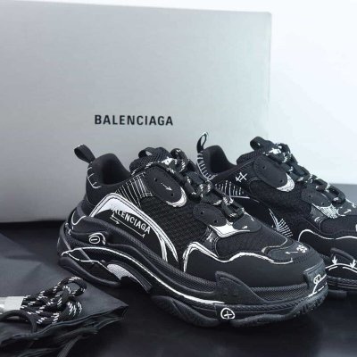 Balenciaga 巴黎世家 Triple S Sneaker 复古老爹鞋