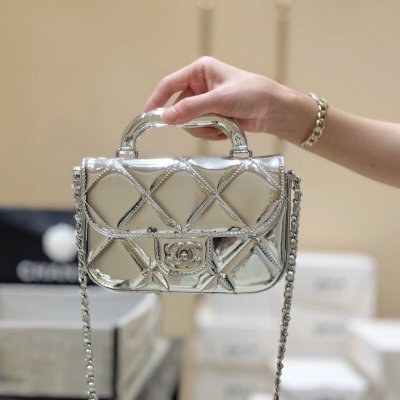 CHANEL 25K 镜面牛皮手柄包AP4892银