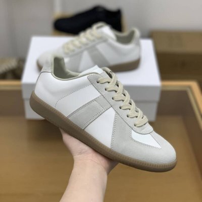 Ma*isonMa*rgiela 以白色皮革和灰色绒面革男女款德训鞋