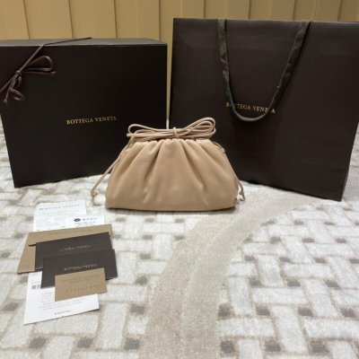 Bottega Veneta THE Mini Pouch 22CM 云朵包 585852奶茶色