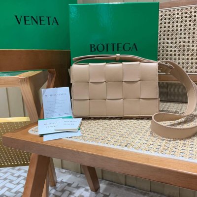 Bottega Veneta CASSETTE 23CM 编织皮革方盒斜挎包 578004杏仁色