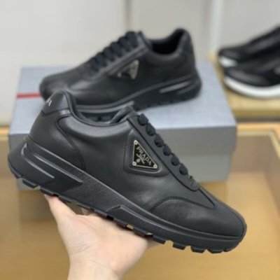 PRADA普拉达 采用柔软的皮革，鞋舌压印logo字母男士运动鞋