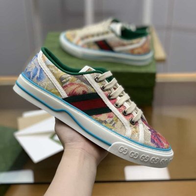 Gucci古驰 采用米色和浅紫色超级双G帆布运动鞋
