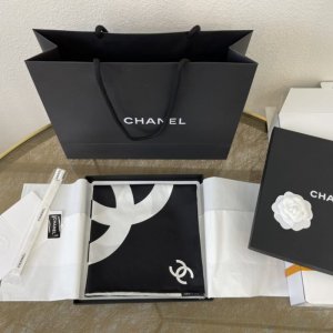 CHANEL香奈儿经典色黑白格大C100%真丝围巾
