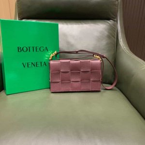 Bottega Veneta Cassette Bag 666870酒红 金属配饰款