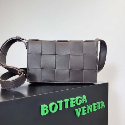 最高端：Bottega Veneta Cassette/枕头包（黑棕色）型号：578004