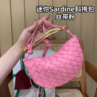 BV 迷你Sardine斜挎包 744267丝带粉