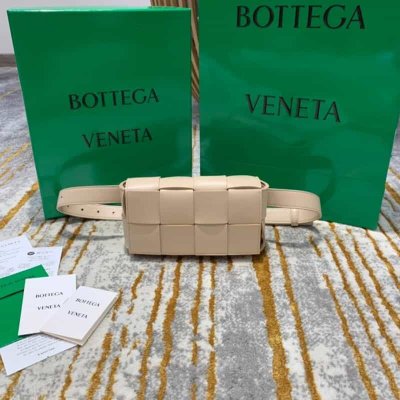 Bottega Veneta葆蝶家 The Belt Cassttte腰包 639367奶茶色
