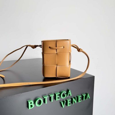 Bottega Veneta CASSETTE 14CM 编织水桶包 680217 浅棕色