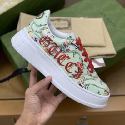 GUCCI古驰 采用牛皮材质，以GG印花帆布情侣款运动鞋
