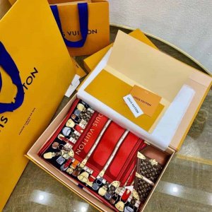 LV路易威登Monogram 图案100%真丝Rodeo 方巾 LV路易威登Monogram 图案100%真丝Rodeo 方巾