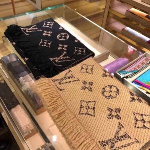 LV路易威登羊毛欧根纱混纺围巾M75884 LV路易威登羊毛欧根纱混纺围巾M75884